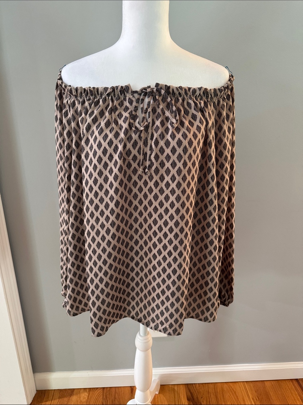 Off-Shoulder Printed Blouse in Taupe and Black